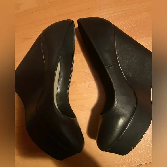 Le Chateau Black Wedge Shoes - Picture 1 of 3